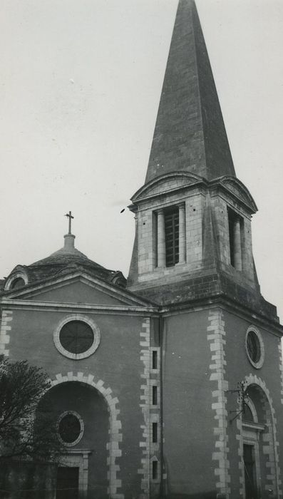 Eglise Saints-Pierre-et-Paul : Façade est, vue partielle