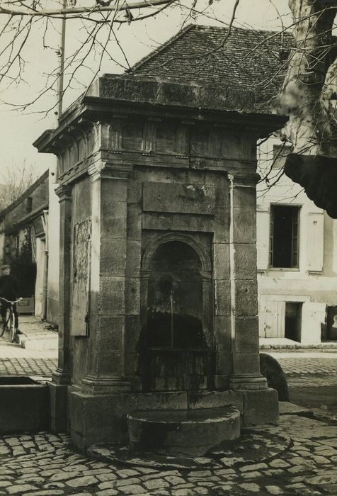 Fontaine, vue générale