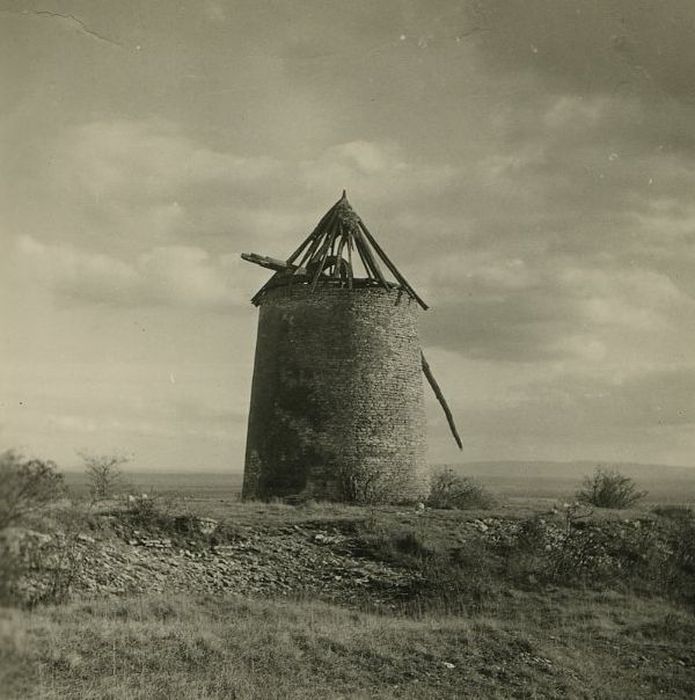 Moulin à vent de Charnailles : Vue générale du moulin dans son environnement