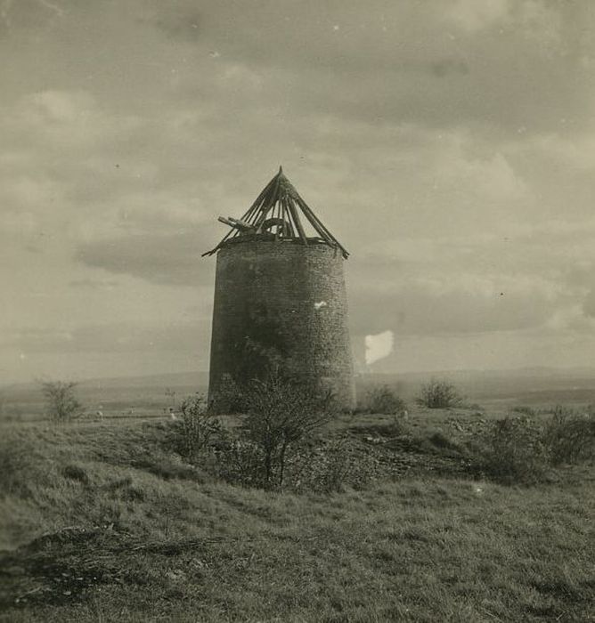 Moulin à vent de Charnailles : Vue générale du moulin dans son environnement