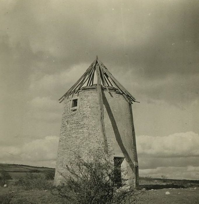 Moulin à vent de Charnailles : Vue générale du moulin dans son environnement