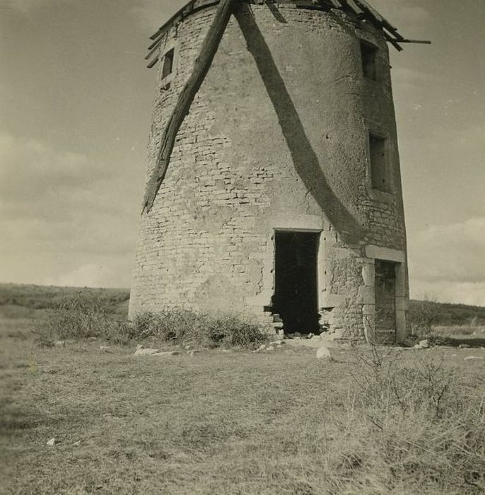 Moulin à vent de Charnailles : Vue partielle du moulin dans son environnement