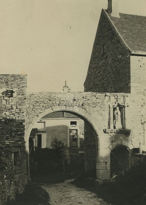 Porte avec niche et statue, vue générale