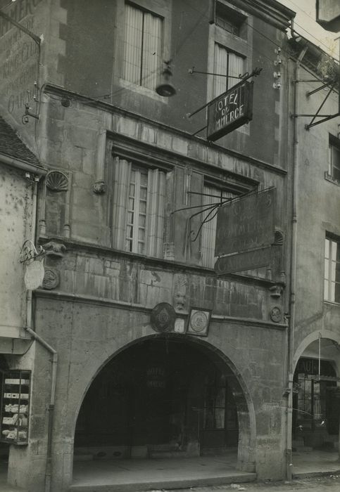 Hôtel du Commerce : Façade sur rue, vue générale