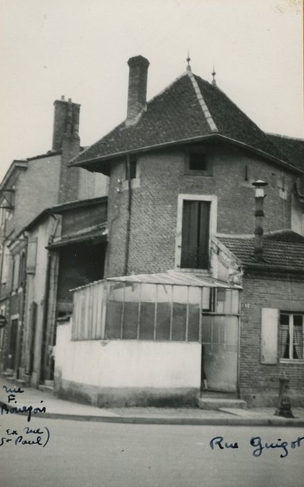 Tours Saint-Pierre et Saint-Paul : Tour à l’angle des rues Bourgeois et Guigot, vue générale