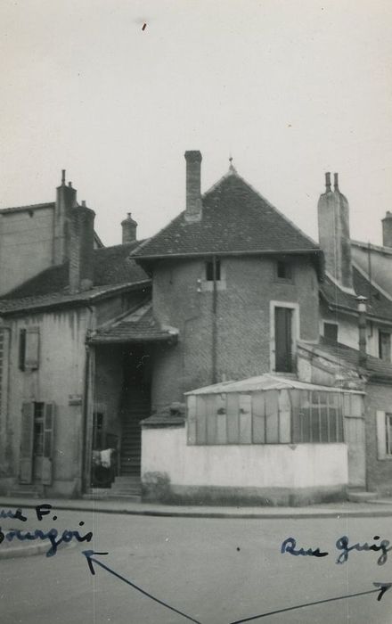 Tours Saint-Pierre et Saint-Paul : Tour à l’angle des rues Bourgeois et Guigot, vue générale