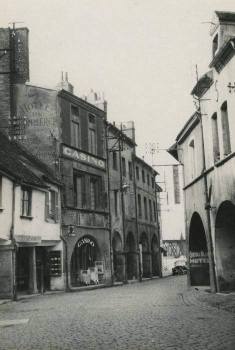 Hôtel du Commerce : Façade sur rue, vue générale