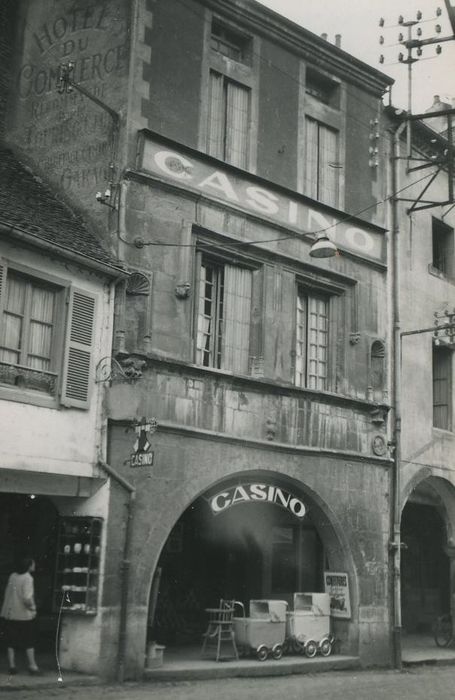 Hôtel du Commerce : Façade sur rue, vue générale