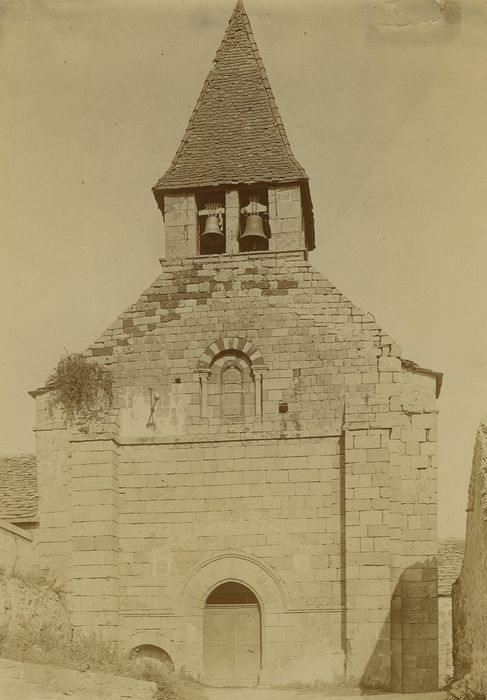 Eglise Saint-Julien de Saint-Quentin-Chaspinhac : Façade occidentale, vue générale