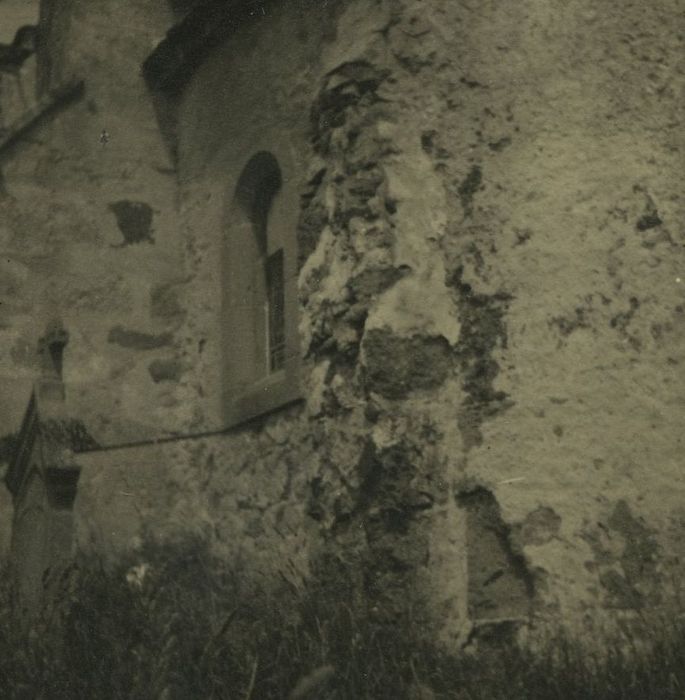 Eglise Saint-Pierre : Chevet, détail d’un contrefort