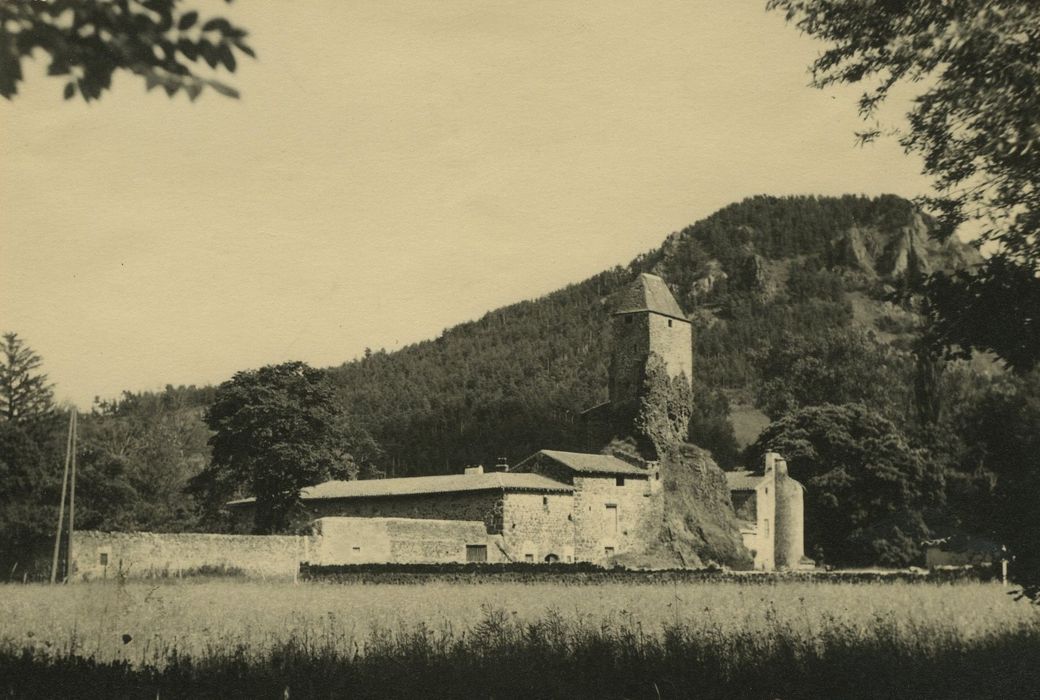 Château de Gendriac : Vue générale du château dans son environnement depuis le Nord-Ouest