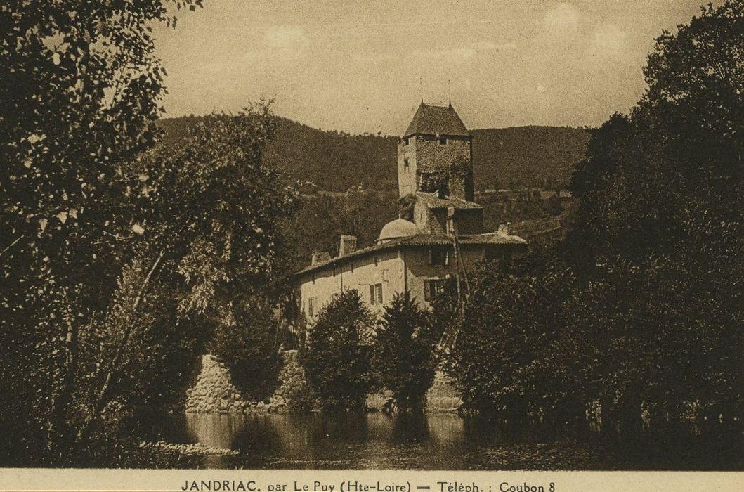 Château de Gendriac : Vue générale du château dans son environnement depuis le Sud-Est