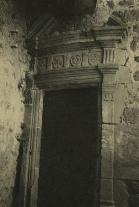 Château de Gendriac : Tour d'escalier, détail de la porte d'accès