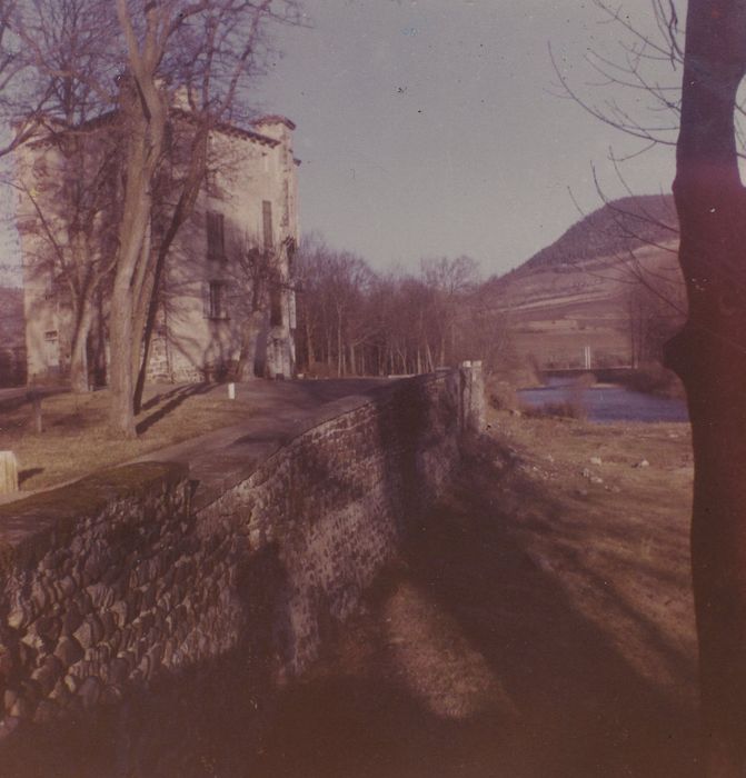 Château de Volhac : Vue générale du château dans son environnement depuis l'Ouest