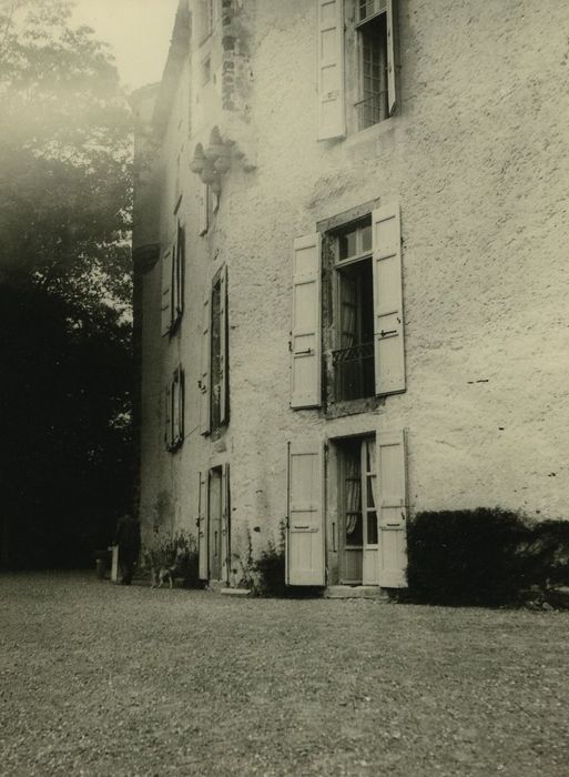 Château de Volhac : Façade sud, vue partielle