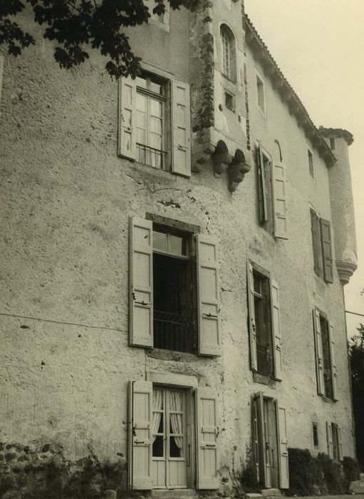 Château de Volhac : Façade sud, vue partielle