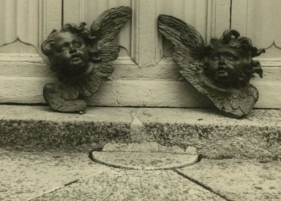 hauts-reliefs (fragments) : Têtes d'angelot provenant du buffet d'orgue de la cathédrale du Puy