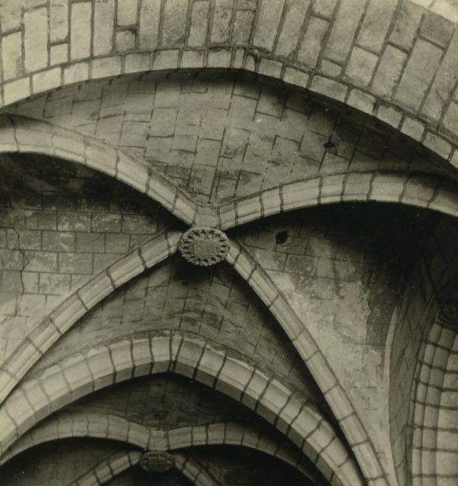 Eglise Saint-Caprais : Nef, vue partielle des voûtes