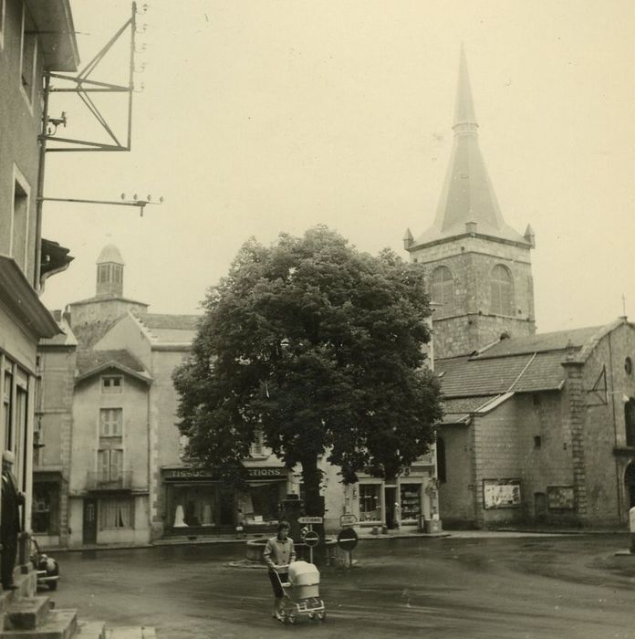 Eglise Saint-Caprais : Vue partielle de l'église dans son environnement