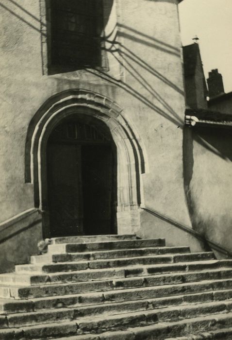 Eglise Saint-Caprais : Porche non localisé, vue générale