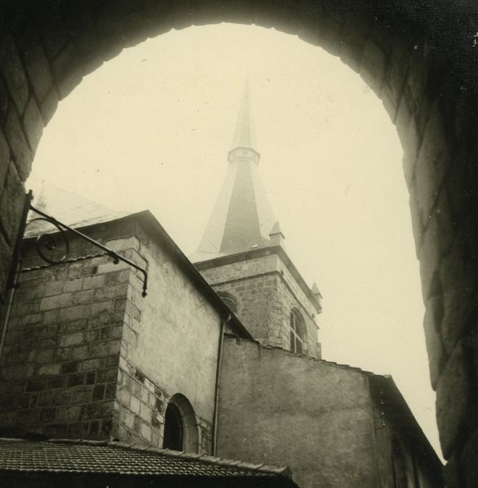 Eglise Saint-Caprais : Clocher, vue partielle