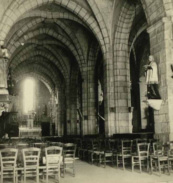 Eglise Saint-Caprais : Nef, vue partielle