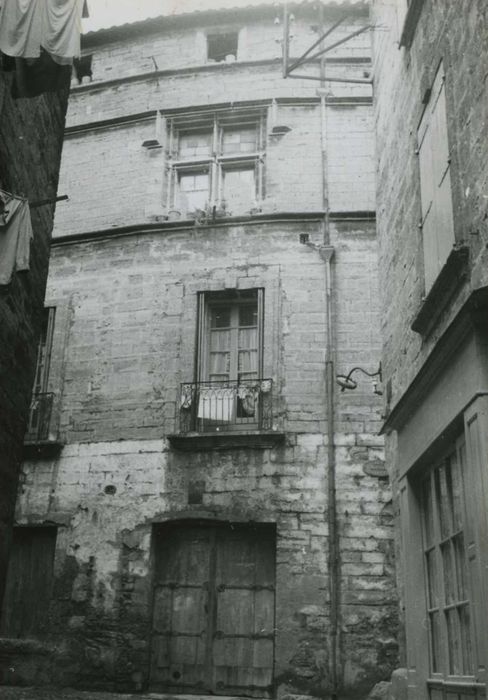 Immeuble : façade sur rue, vue partielle