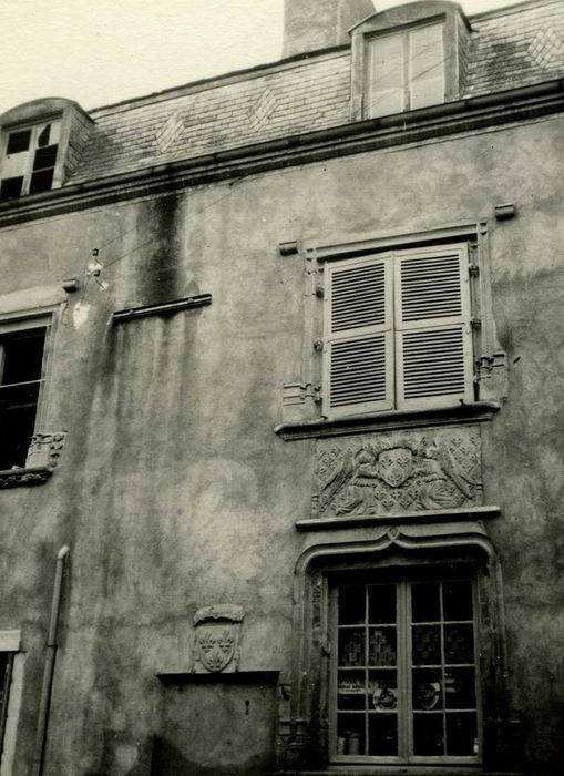 façade sur rue, vue partielle