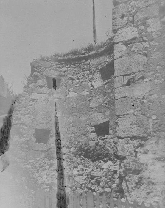 détail de la maçonnerie d’une des tours ruinées