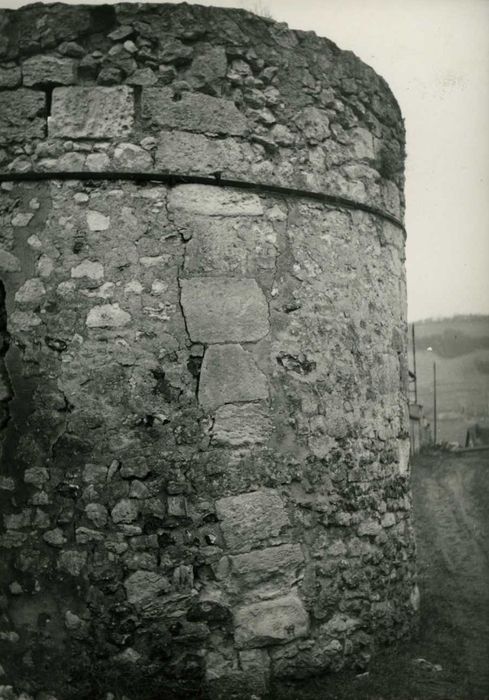 détail de la maçonnerie d’une des tours ruinées