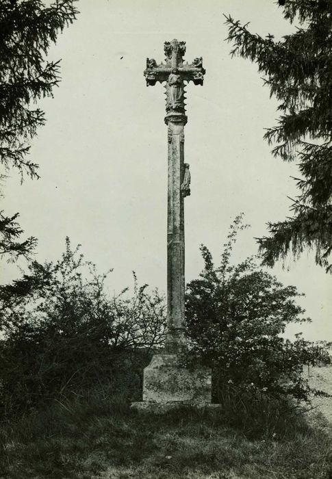 vue générale de la croix dans son environnement