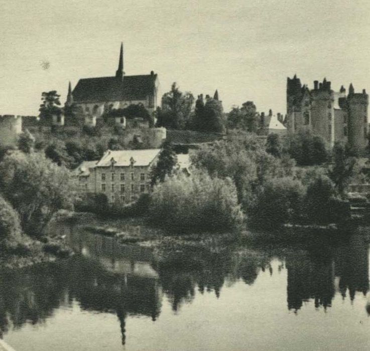 vue générale du château et de l’église dans leur environnement depuis le Nord-Est