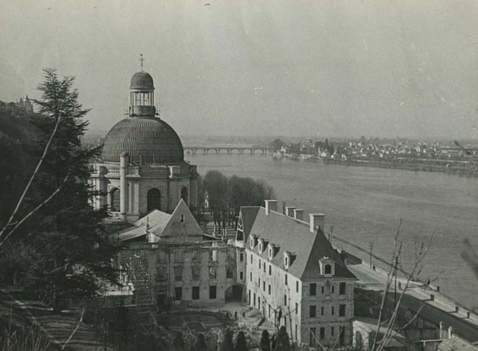 vue générale de l’église dans son environnement depuis le Sud-Est