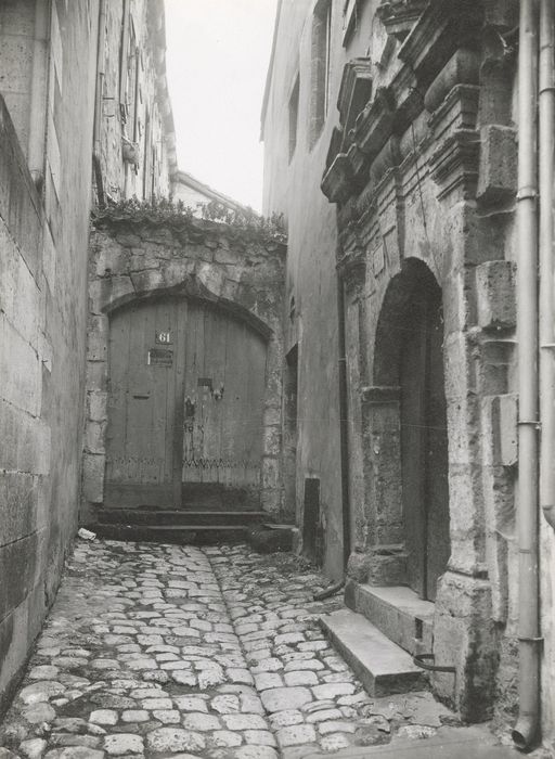 vue générale des portes d’accès sur rue