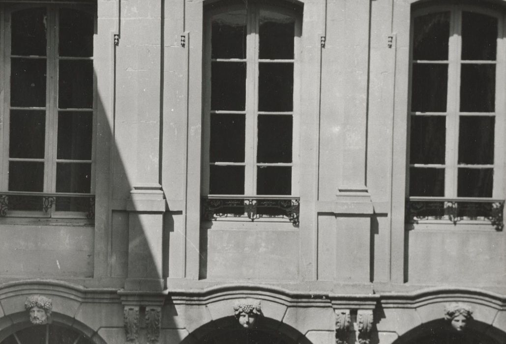 façade sur cour, vue partielle