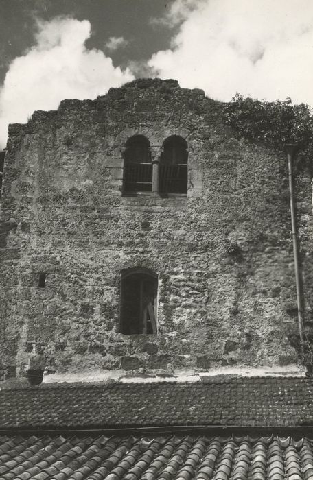 façade sur rue, vue partielle