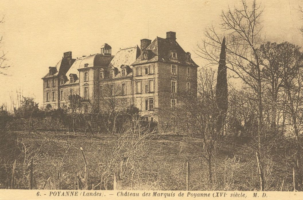 vue générale du château dans son environnement depuis le Sud-Est