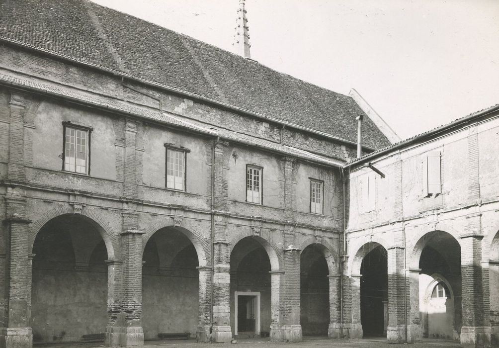 cloître, angle nord-est