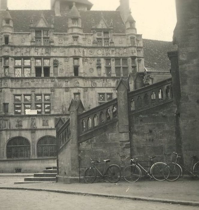 façade sur rue, vue partielle