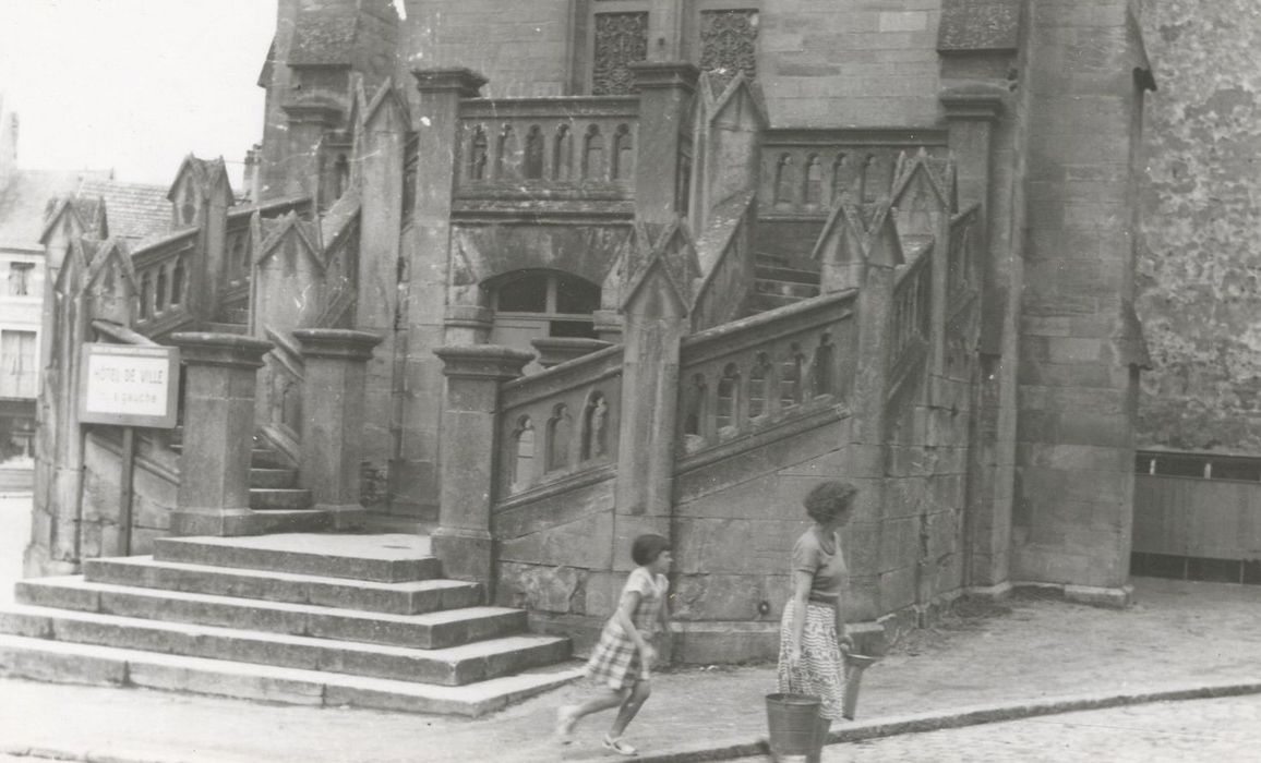 escalier monumental sur la façade est