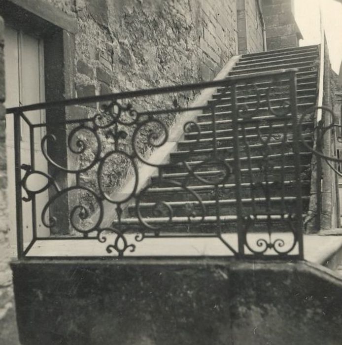 escalier monumental ouest, détail de la rampe en fer forgé