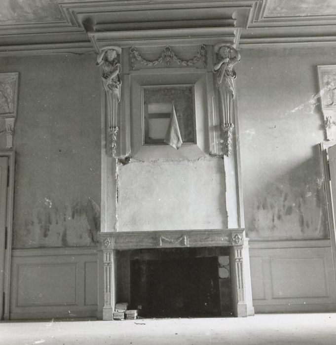 aile ouest, 1er étage, grande salle, détail de la cheminée