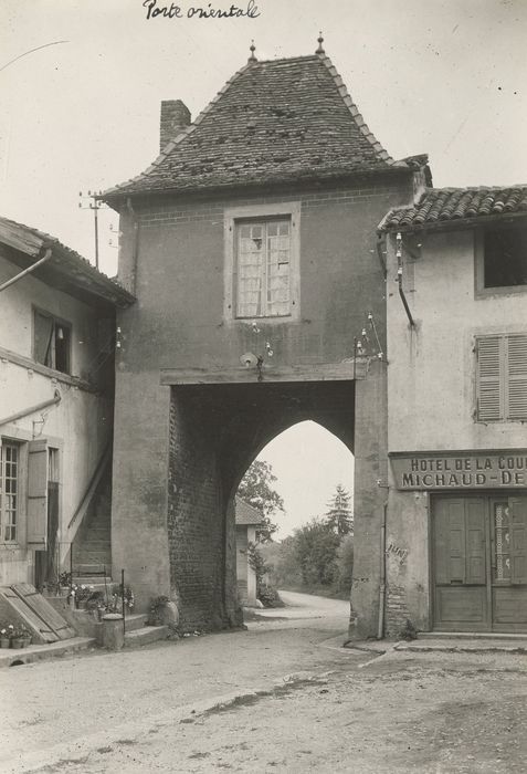 porte est, élévation ouest