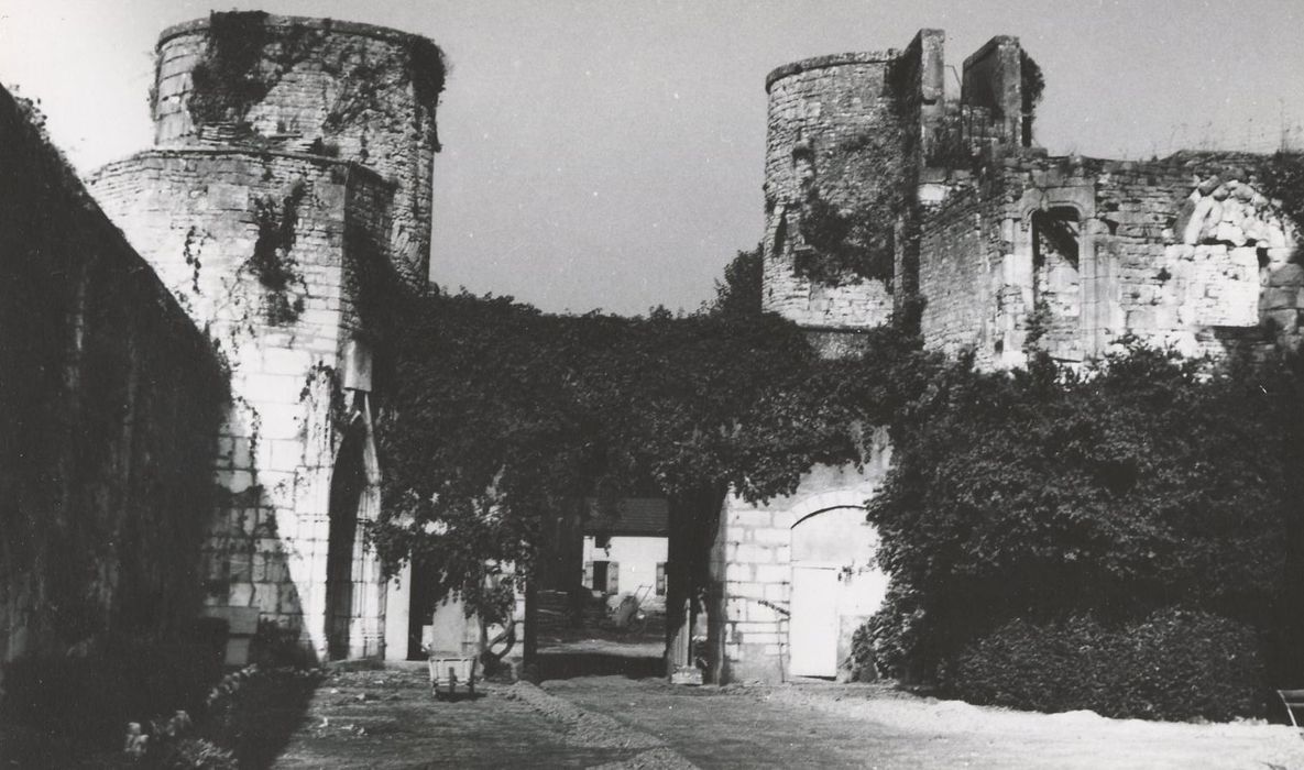 aile nord, vue partielle des ruines