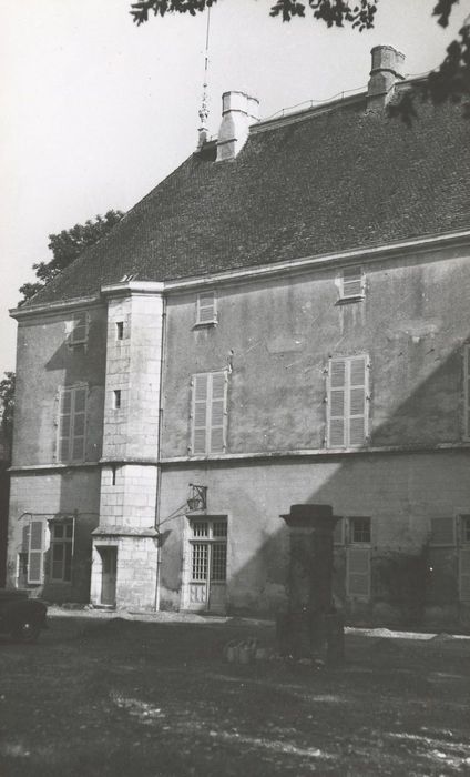 logis, façade ouest, vue partielle