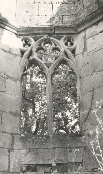 aile nord, ancienne chapelle de Marguerite de Bourgogne, détail du fenestrage