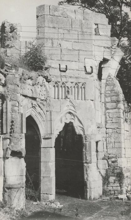 aile nord, ancienne chapelle de Marguerite de Bourgogne, détail de la porte d’accès