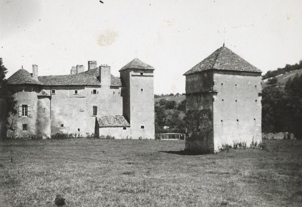 vue générale du château dans son environnement depuis l’l’Ouest