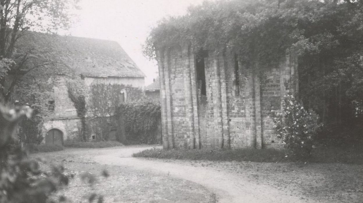 vue partielle des ruines de l’église abbatiale