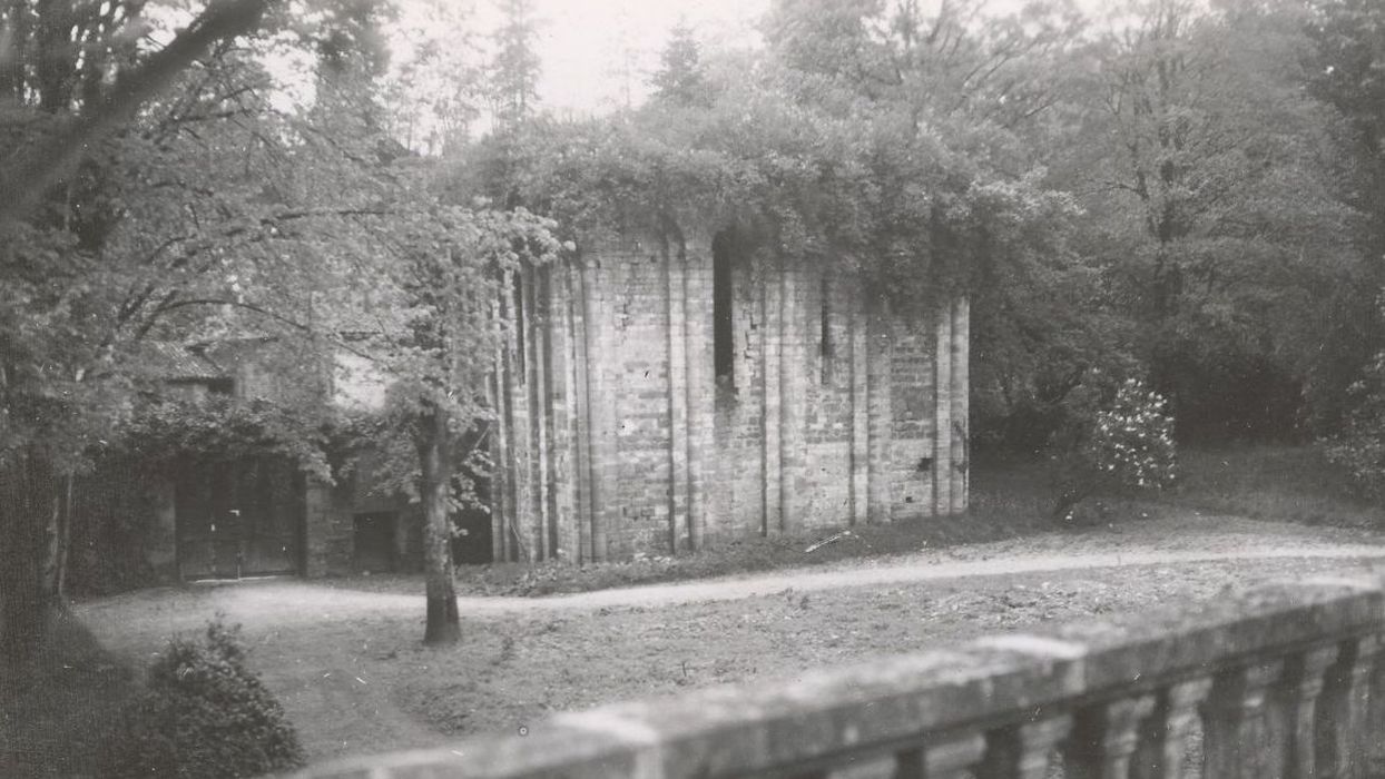 vue partielle des ruines de l’église abbatiale